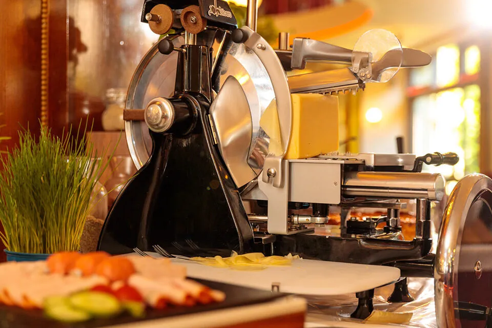 Aufschnitt frisch von der italienischen Berkel-Aufschnittmaschine