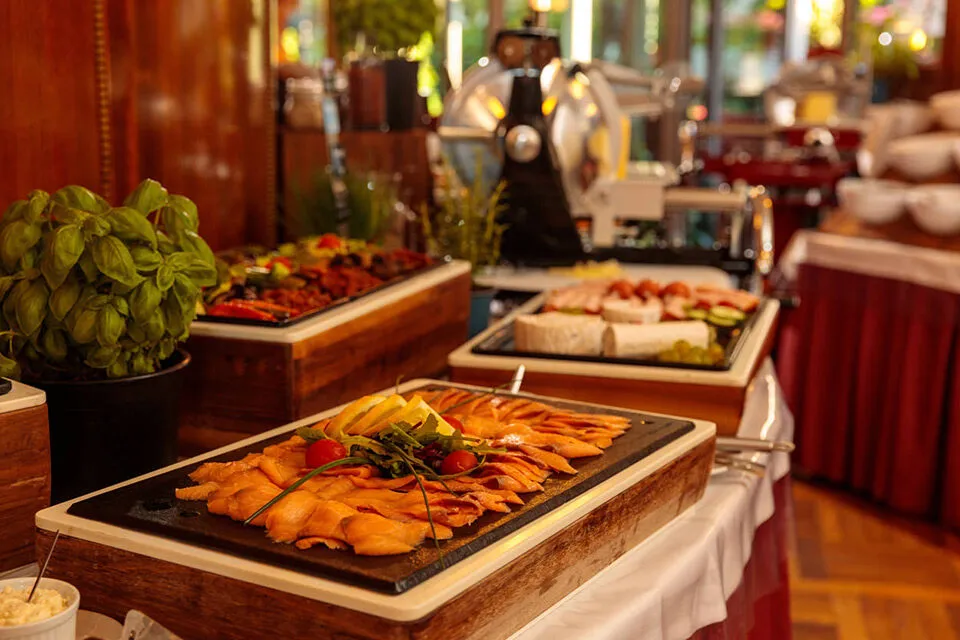 Frisch aufgeschnittener Aufschnitt und Auswahl am Frühstücksbuffet