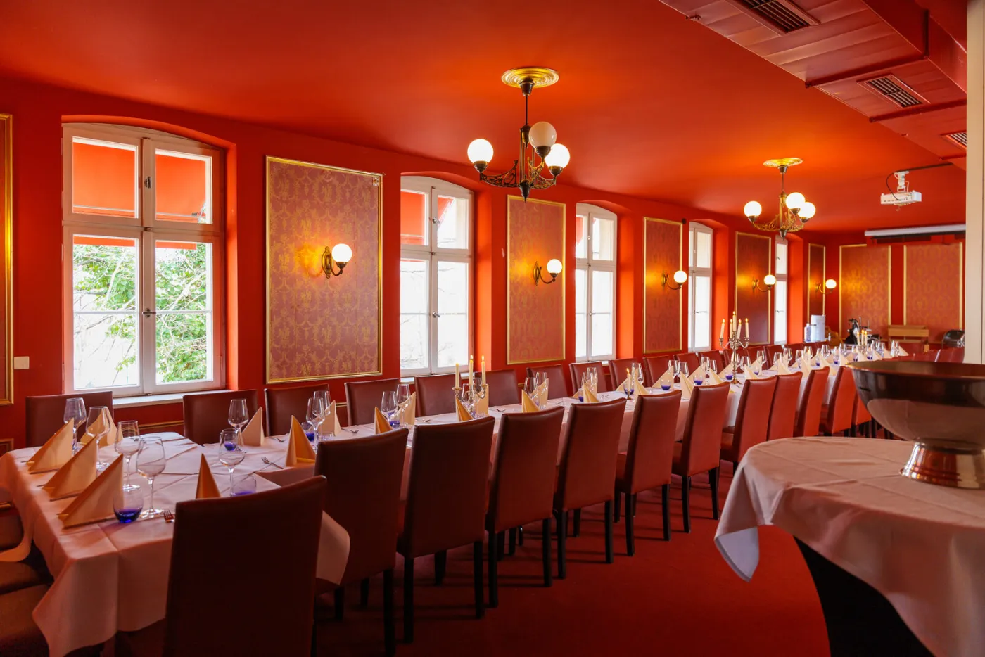 Festlich eingedeckter Roter Salon im Wiener für Feiern und Veranstaltungen